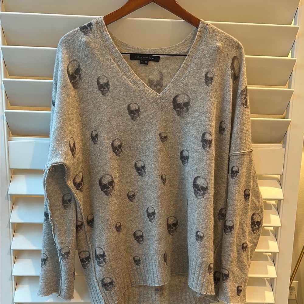 Skull Cashmere Grey Skull Print V-Neck Sweater sz L